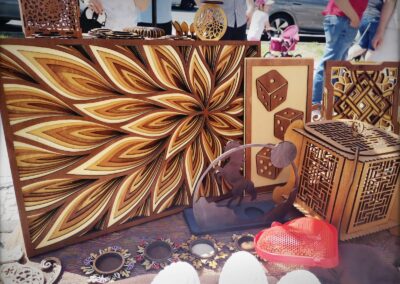 Holzdeko und handgefertigte Produkte auf dem Karower Familien-Flohmarkt in Berlin-Karow
