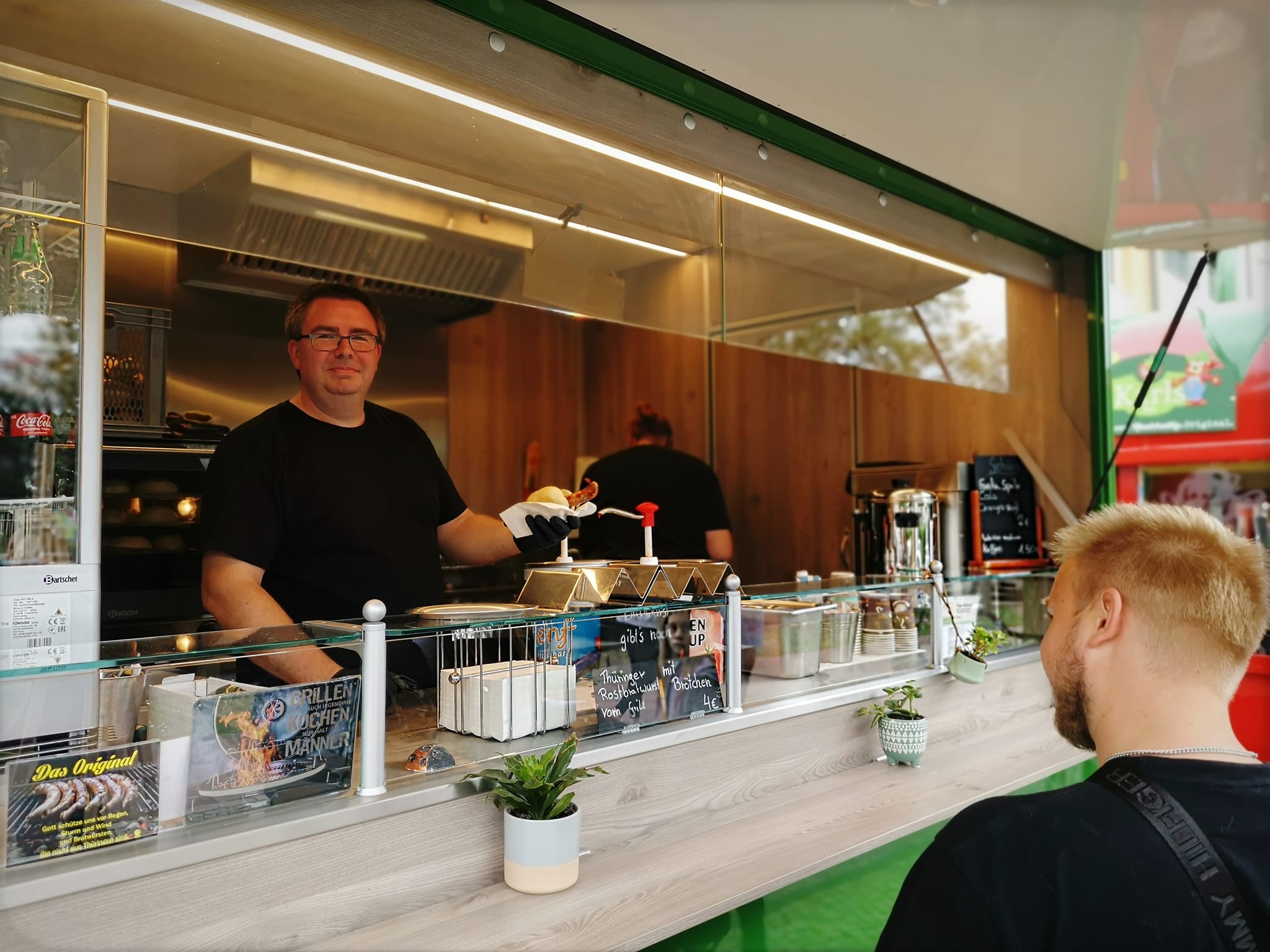 Imbisswagen und Foodtruck-Angebot beim Karower Familien-Flohmarkt in Berlin-Karow