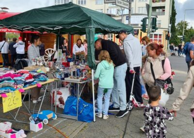 Große Übersicht über den Karower Familien-Flohmarkt auf der Piazza und entlang der Achillesstraße in Berlin-Karow