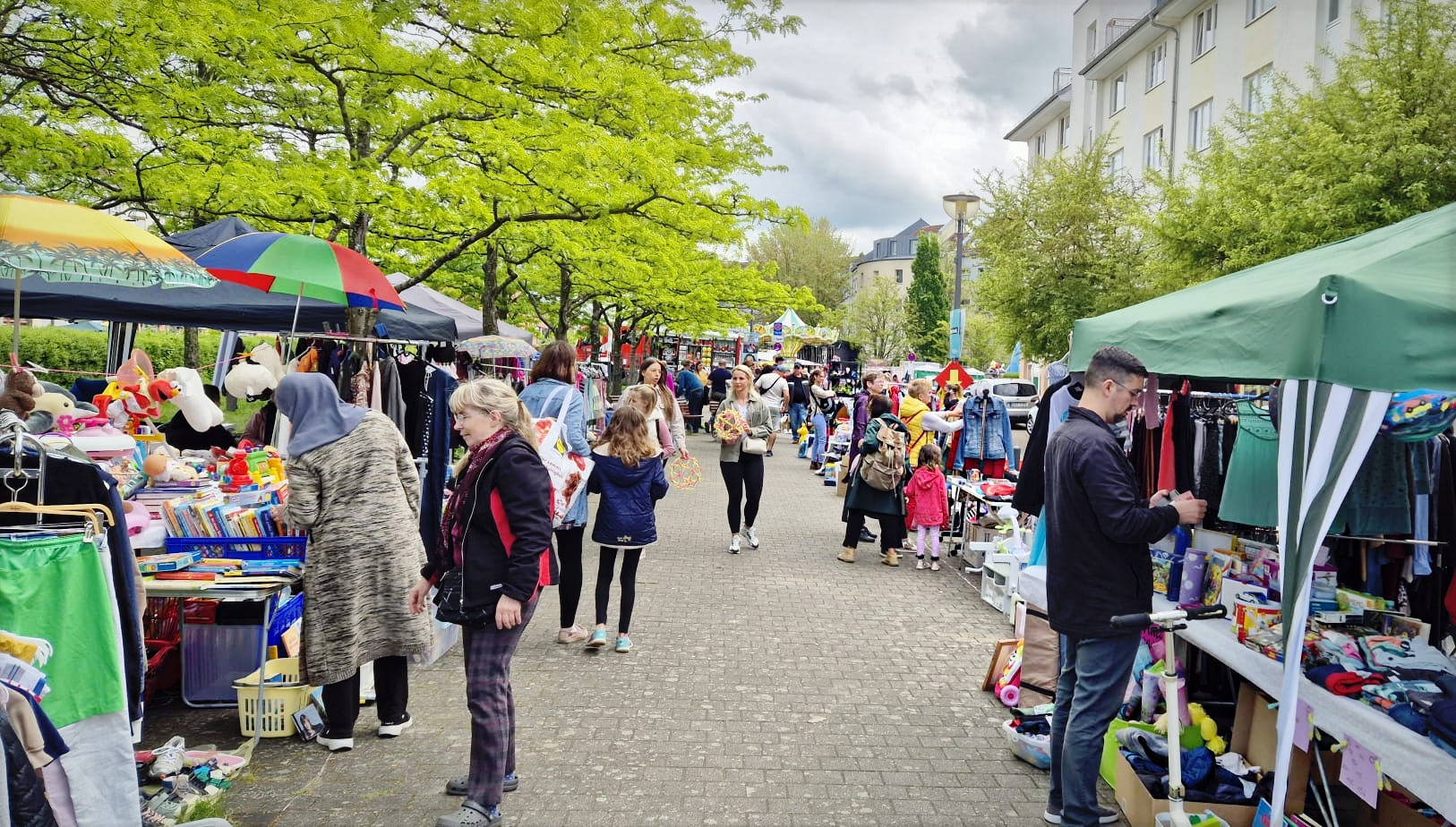 Marktgang mit grüner Allee auf dem Karower Familien-Flohmarkt Marktgang mit Ständen, Besuchern und grüner Allee beim Karower Familien-Flohmarkt in Berlin-Karow