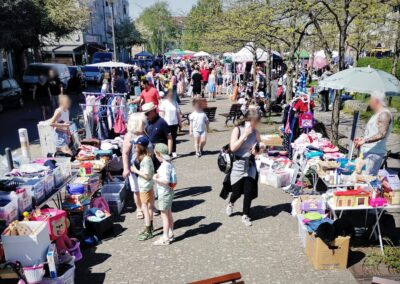 Große Marktübersicht mit Besuchern und Ständen beim Karower Familien-Flohmarkt entlang der Achillesstraße in Berlin-Karow