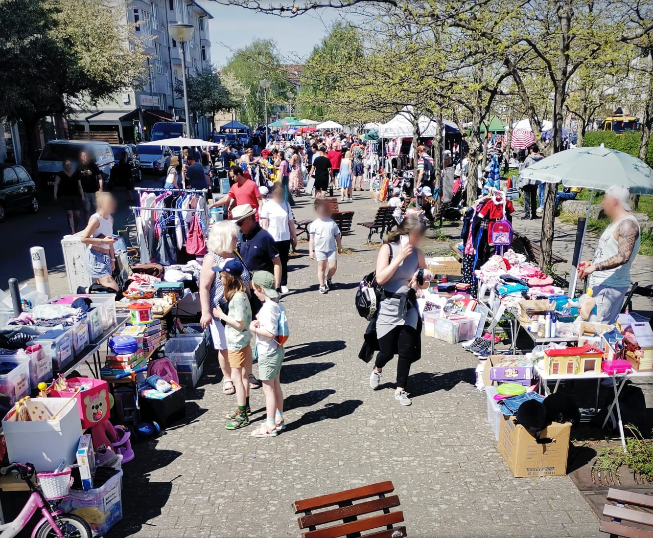Große Marktübersicht mit Besuchern und Ständen beim Karower Familien-Flohmarkt entlang der Achillesstraße in Berlin-Karow