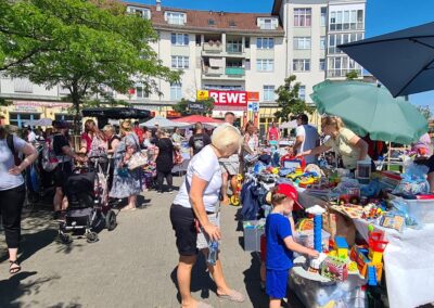 Piazza vor REWE mit Flohmarktständen beim Karower Familien-Flohmarkt in Berlin-Karow