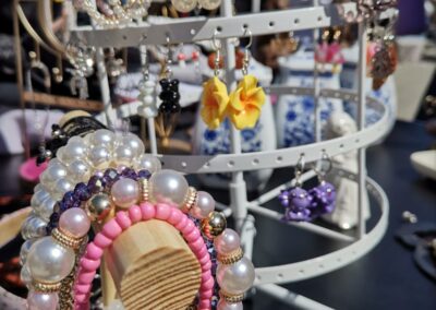 Schmuck und Accessoires an einem Stand beim Karower Familien-Flohmarkt in Berlin-Karow