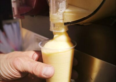 Slush-Getränk als Erfrischung beim Karower Familien-Flohmarkt in Berlin-Karow