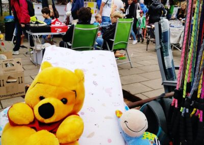 Spielzeug, Kuscheltiere und Foodtruck beim Karower Familien-Flohmarkt in Berlin-Karow