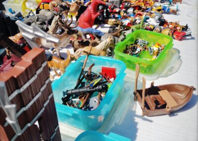 Spielzeugfiguren und Kinderartikel auf dem Karower Familien-Flohmarkt in Berlin-Karow