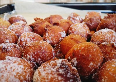 Süßes Gebäck als Verpflegung beim Karower Familien-Flohmarkt in Berlin-Karow