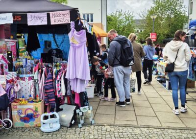 Verkaufsstand mit Kinderartikeln, Kleidung und Haushaltswaren beim Karower Familien-Flohmarkt in Berlin-Karow