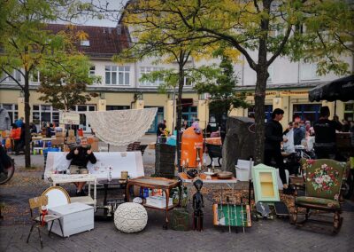 Vintage-Deko und besondere Fundstücke auf einem Stand beim Karower Familien-Flohmarkt in Berlin-Karow