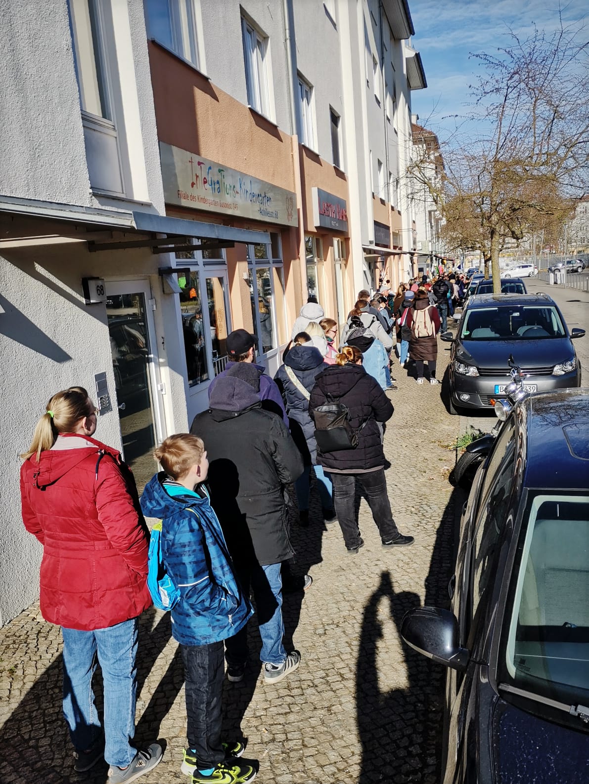 Warteschlange zur persönlichen Standanmeldung für den Karower Familien-Flohmarkt vor dem India Haus in Berlin-Karow